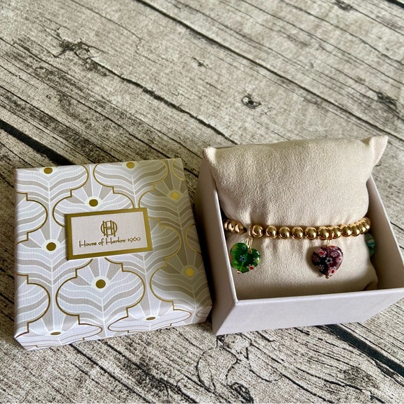 New in box. Stretchy beaded bracelet with 5 millefiori heart charms in colors - Picture 1 of 16